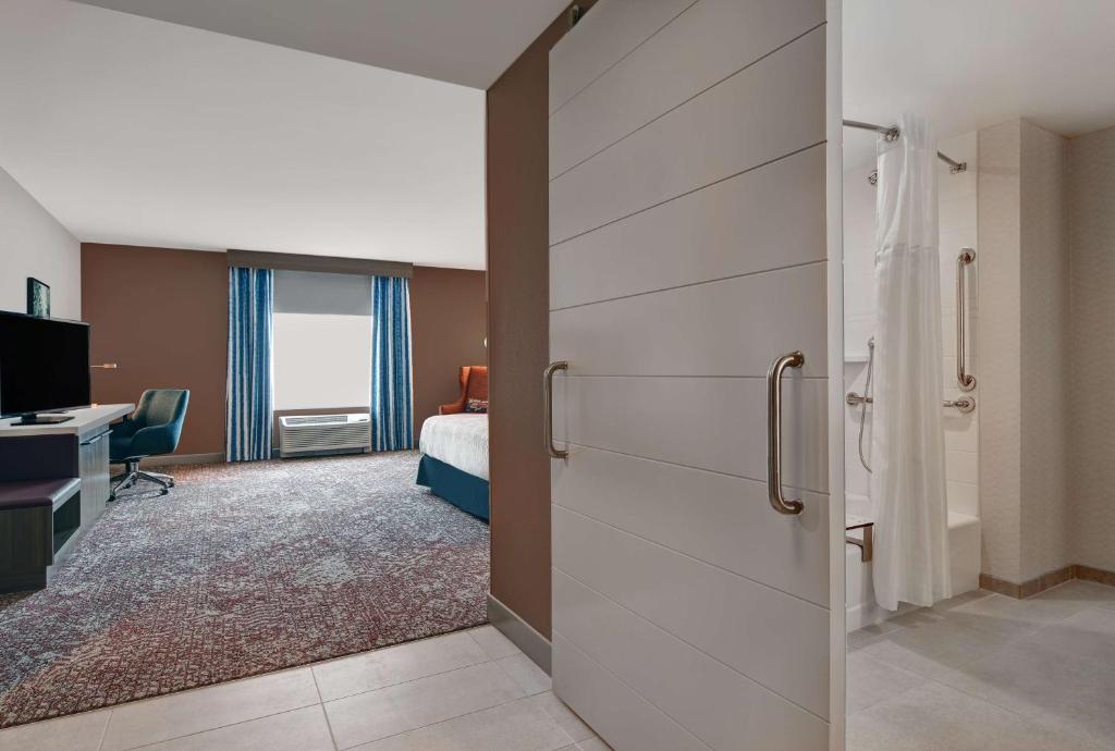 Hilton Garden Inn Madison Huntsville Airport - Deluxe King Room - Mobility Access
