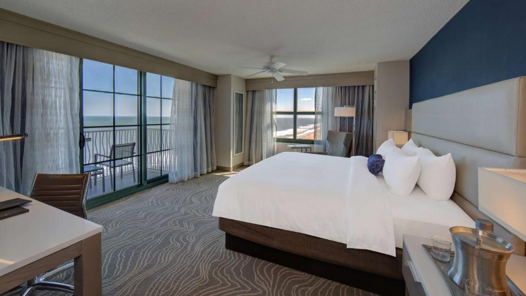 Hilton Virginia Beach Oceanfront - Superior King Corner Room With Oceanfront