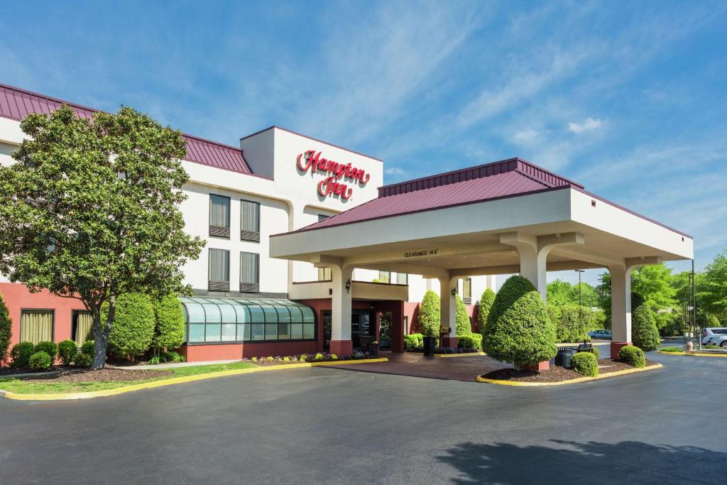 una vista frontal de un hotel en Hampton Inn Hopewell Fort Gregg-Adams, en Hopewell