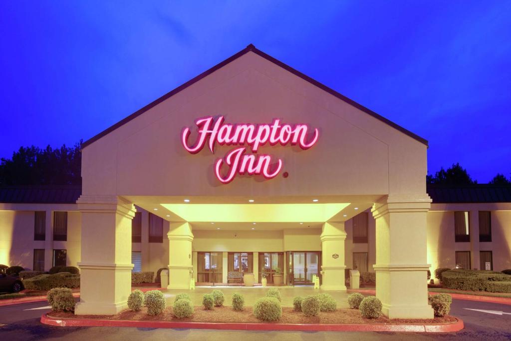 Hampton Inn Chester في تشستر: علامة نزل هامبتون على جانب المبنى