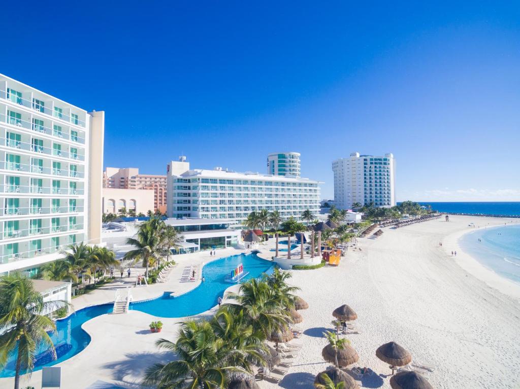 uma vista para a praia e para o resort em Krystal Cancun em Cancún