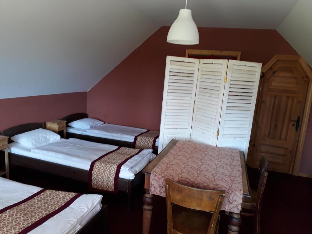 的住宿－Viki talu，带三张床和桌椅的房间