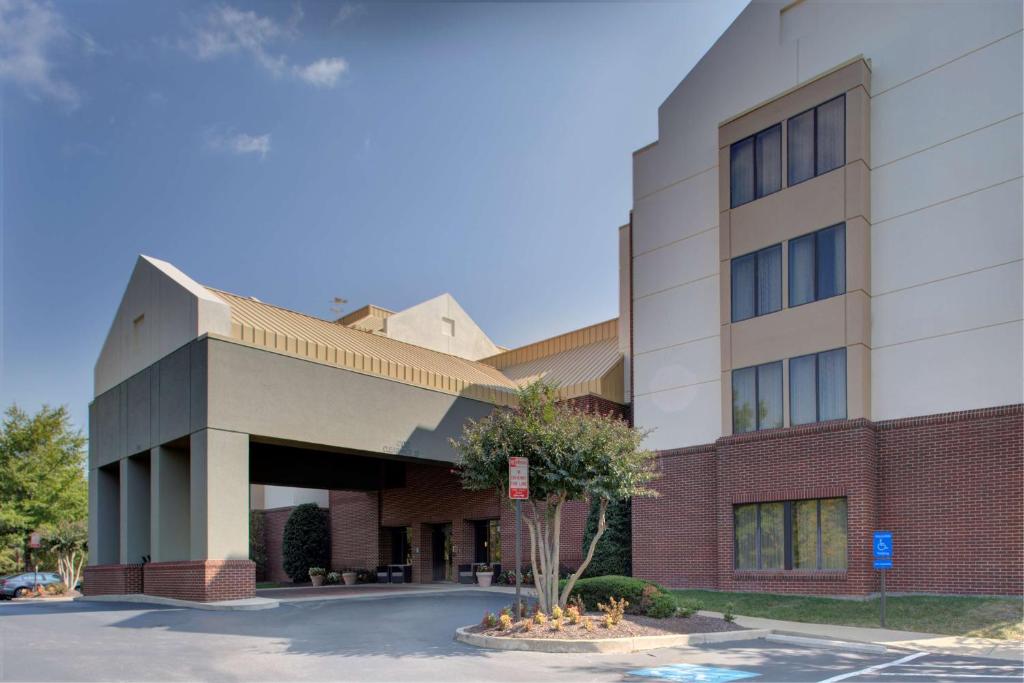 un edificio con un árbol delante de él en Homewood Suites by Hilton Richmond - West End / Innsbrook, en Broad Meadows