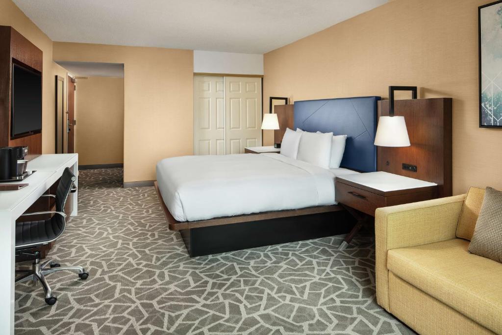 DoubleTree by Hilton Hotel Annapolis - Deluxe Corner King Room - Non-Smoking