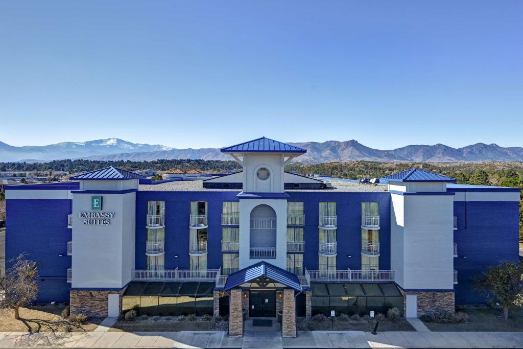 um edifício azul com uma torre de relógio no topo em Embassy Suites by Hilton Colorado Springs em Colorado Springs