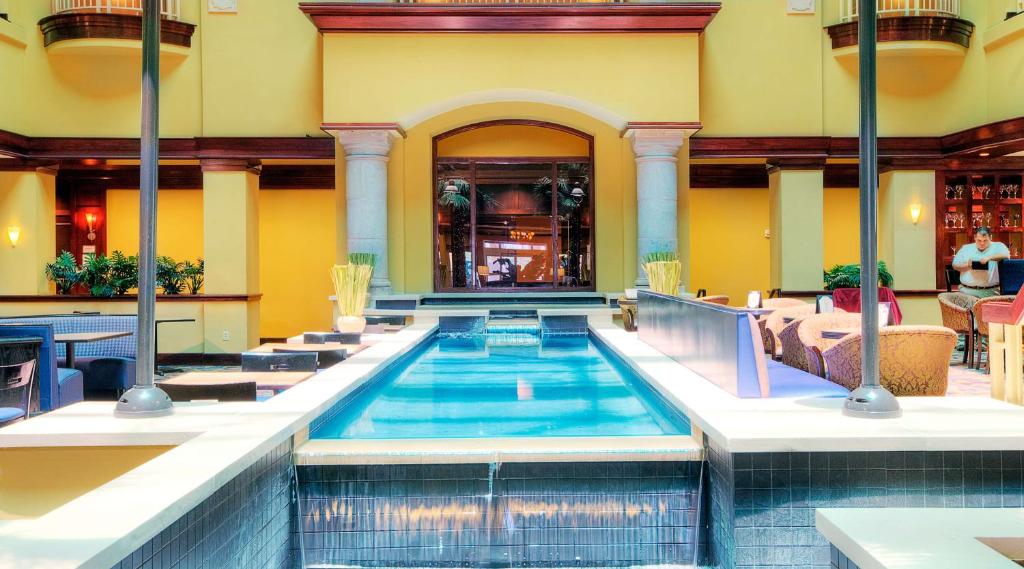 Bazén v ubytování Embassy Suites by Hilton Laredo nebo v jeho okolí