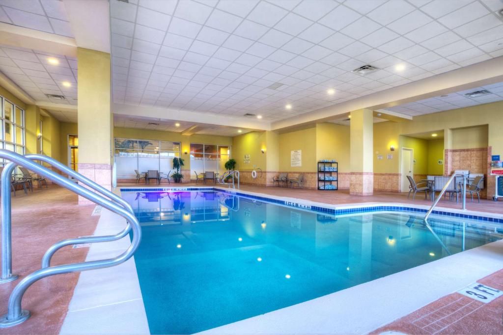 Bazén v ubytování Embassy Suites by Hilton Laredo nebo v jeho okolí