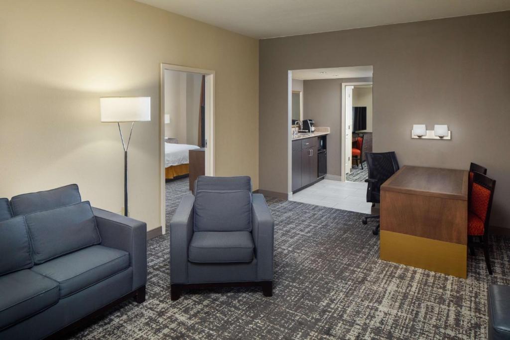 Posezení v ubytování Embassy Suites by Hilton Laredo