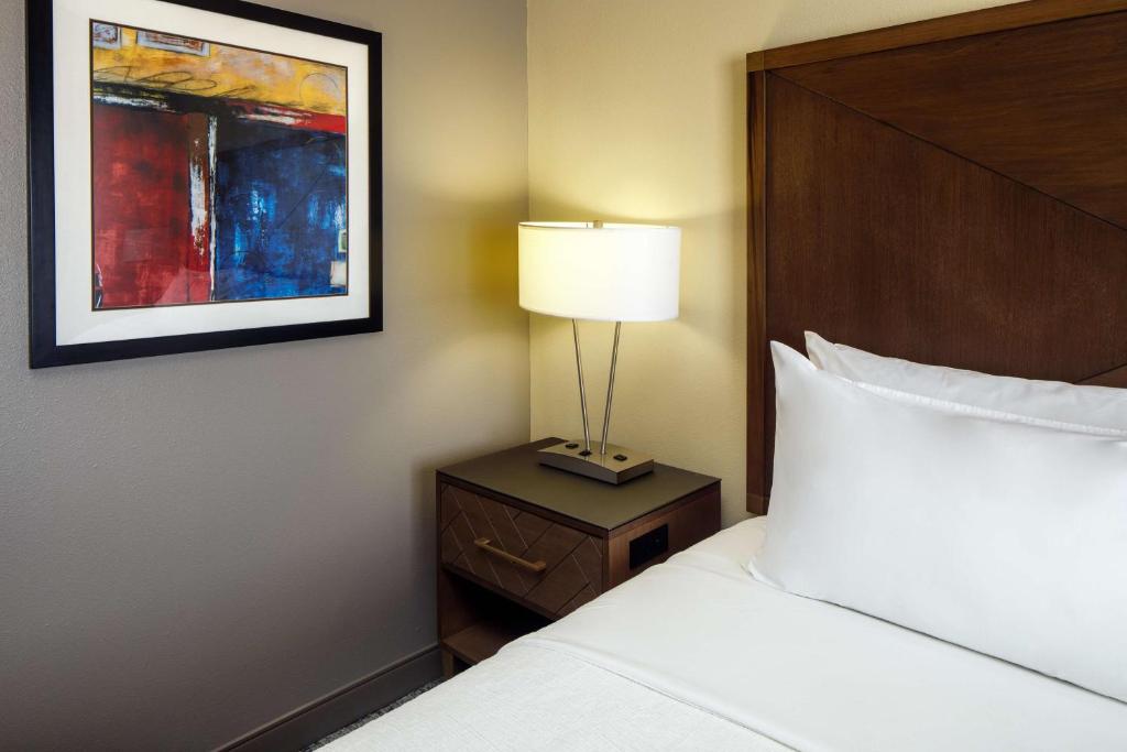 Postel nebo postele na pokoji v ubytování Embassy Suites by Hilton Laredo