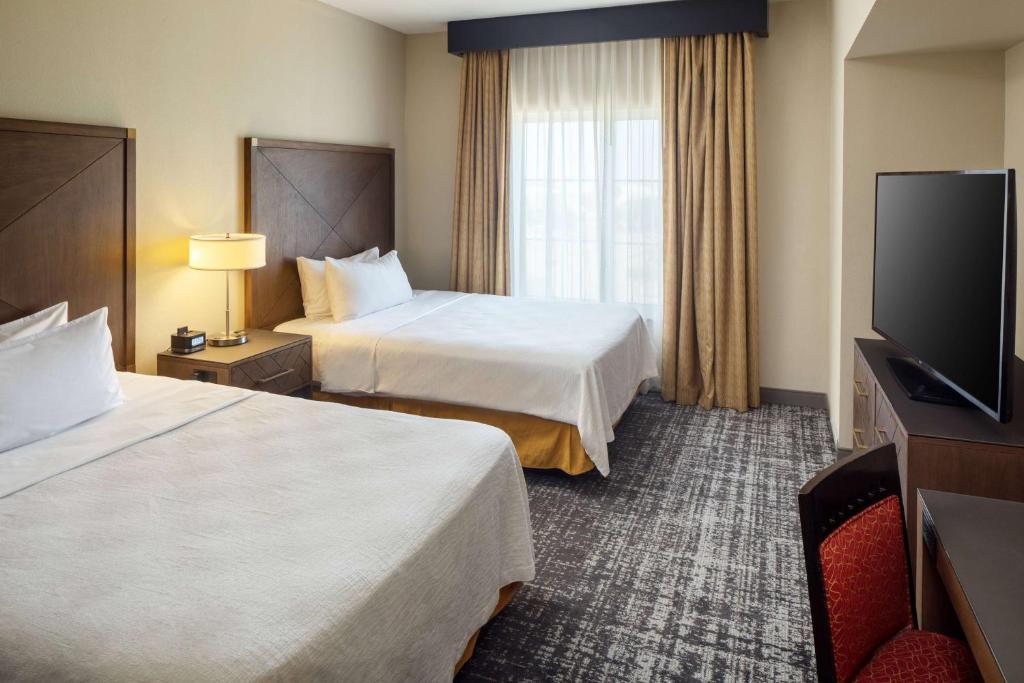 Postel nebo postele na pokoji v ubytování Embassy Suites by Hilton Laredo