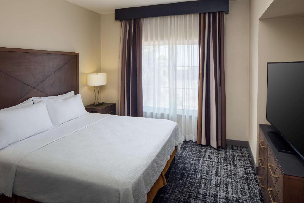 Postel nebo postele na pokoji v ubytování Embassy Suites by Hilton Laredo