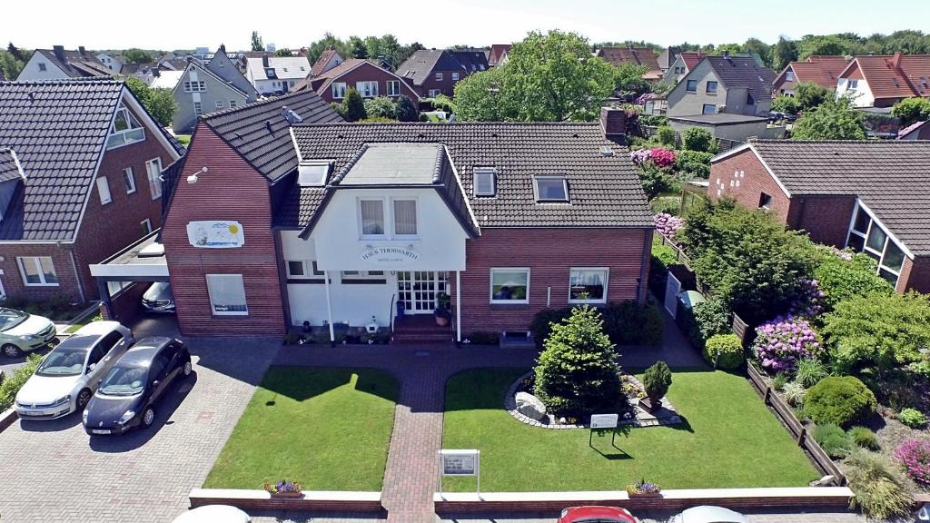 een luchtzicht op een huis met een tuin bij Haus Thorwarth - Hotel garni in Cuxhaven