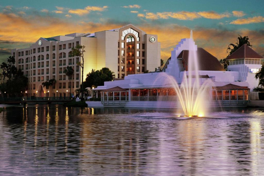 una fuente en el agua frente a un edificio en Hilton Boca Raton Suites, en Boca Raton