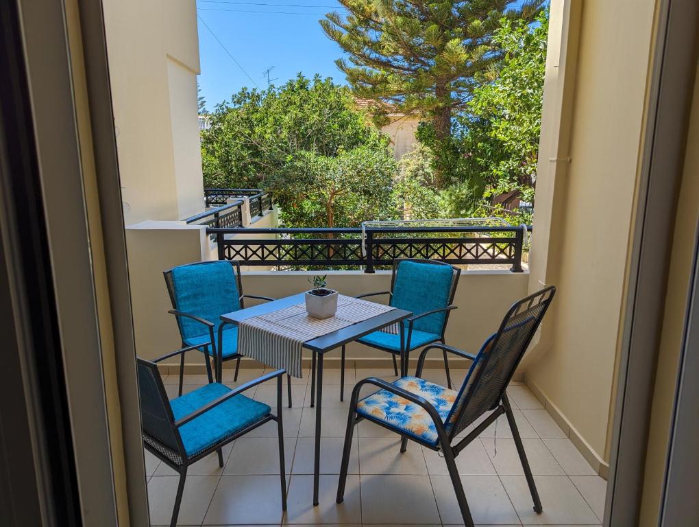 patio con mesa y sillas en el balcón en ALMA central apartment, en La Canea