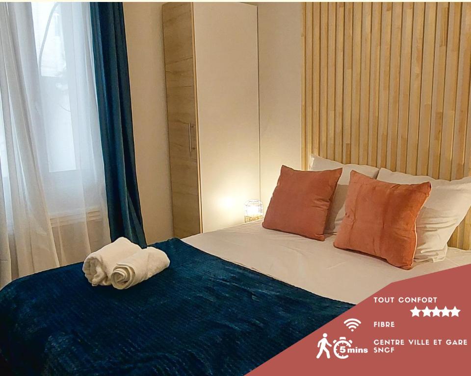 ein Hotelzimmer mit einem Bett mit einem Handtuch darauf in der Unterkunft ArtGrey * Idéal Pro * Roanne Secteur Gare et rue piétonnes in Roanne