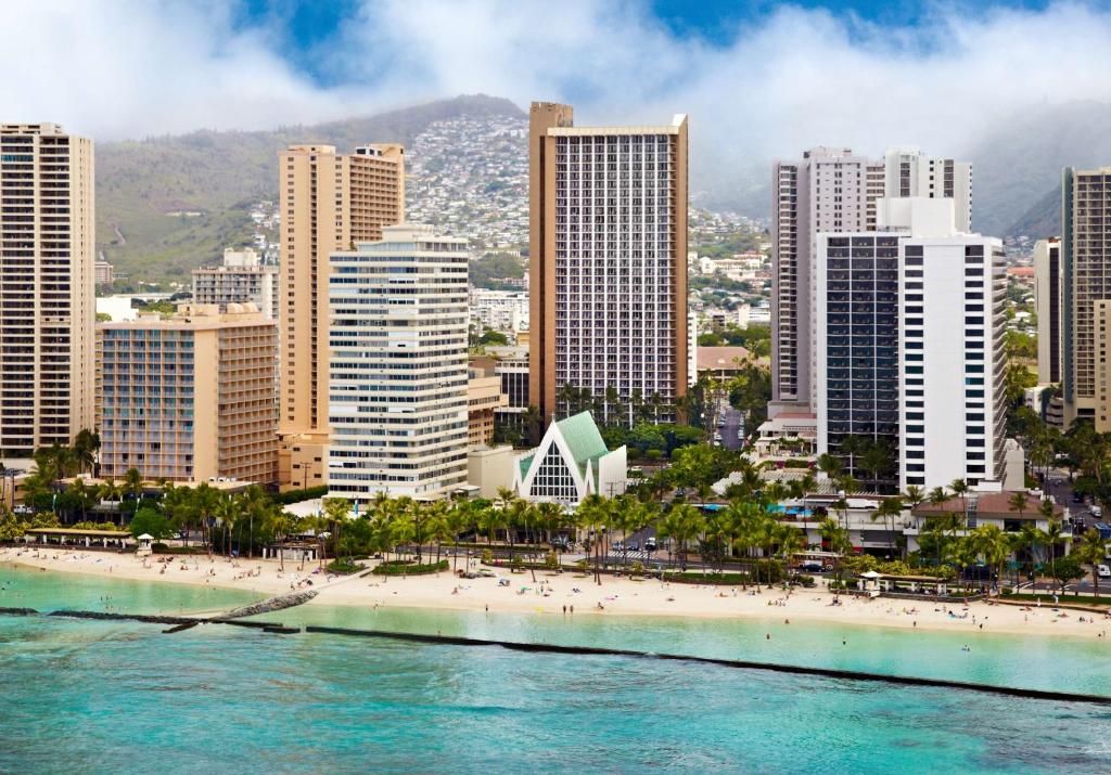 un horizonte de una ciudad con una playa y edificios en Hilton Waikiki Beach, en Honolulu