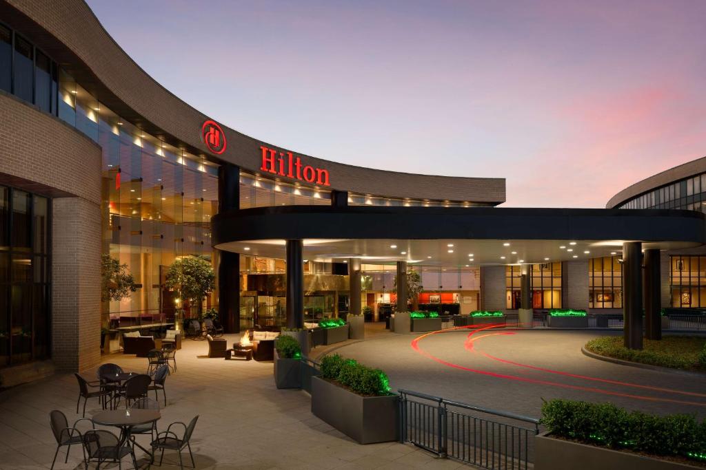 una hall di un edificio con tavoli e sedie di Hilton Washington Dulles Airport a Herndon