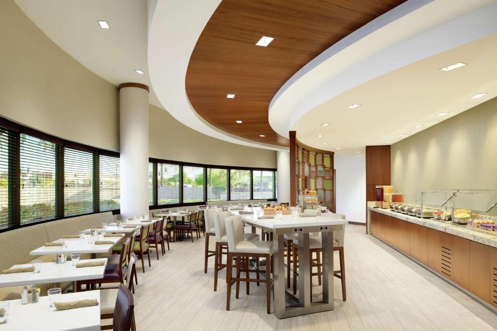 Restoran atau tempat lain untuk makan di DoubleTree Suites by Hilton Phoenix