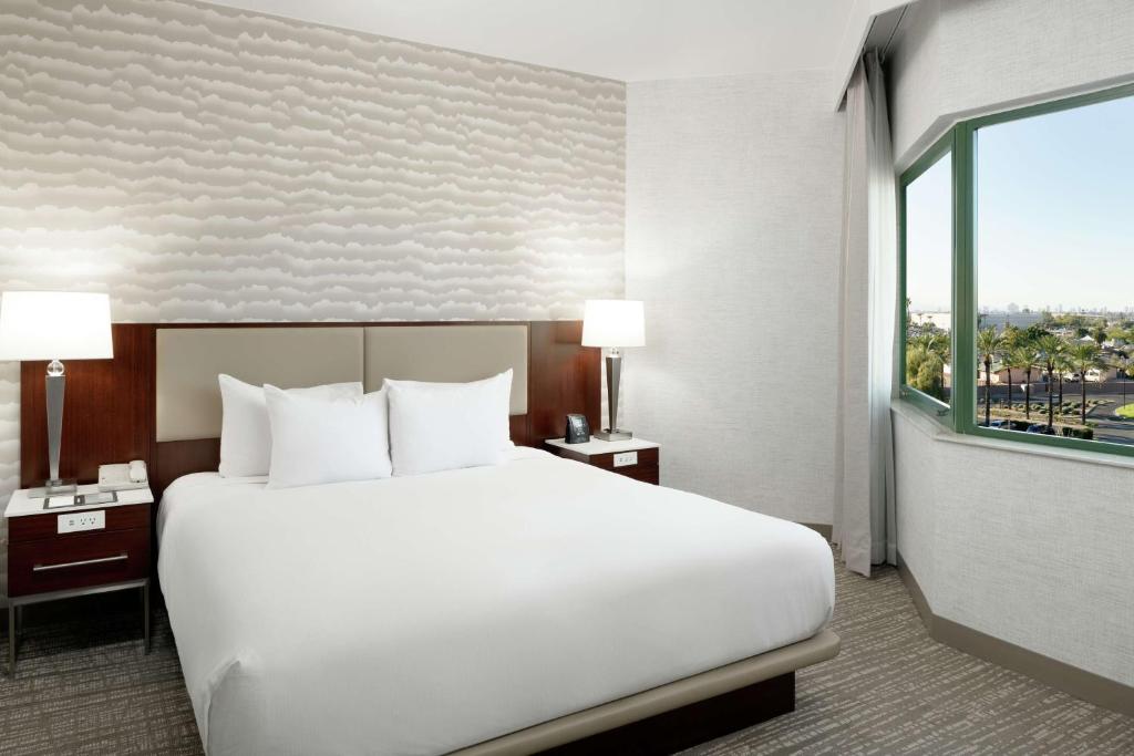 Katil atau katil-katil dalam bilik di DoubleTree Suites by Hilton Phoenix