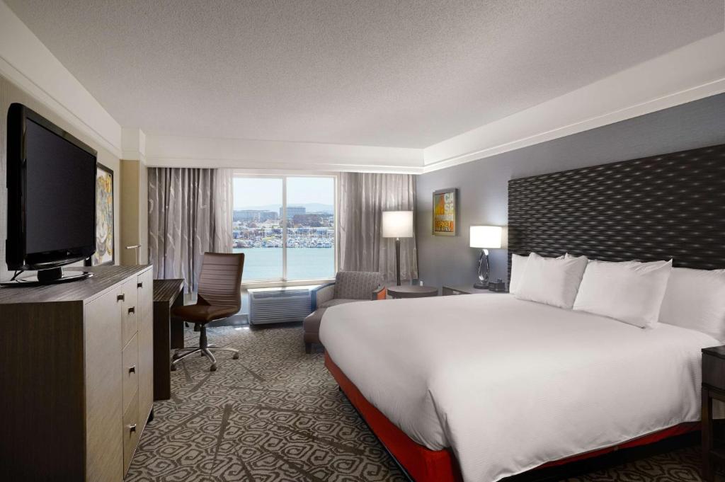 DoubleTree by Hilton San Francisco Airport North Bayfront - Deluxe King Room Bay/Marina View - Non-Smoking