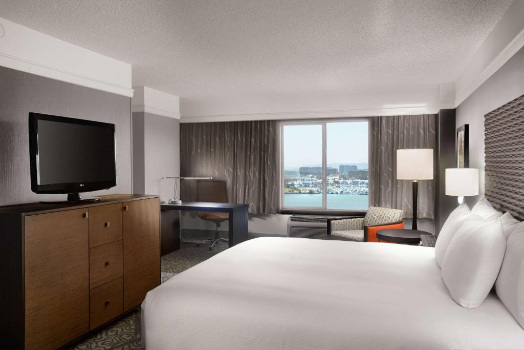 DoubleTree by Hilton San Francisco Airport North Bayfront - 