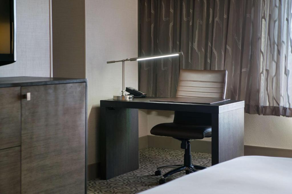 DoubleTree by Hilton San Francisco Airport North Bayfront - One-Bedroom King Suite With Sofa Bed - Non-Smoking