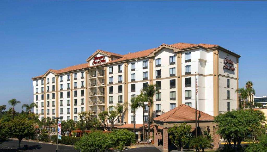 安納海姆的住宿－Hampton Inn & Suites Anaheim Garden Grove，一座白色的大建筑,有红色的屋顶