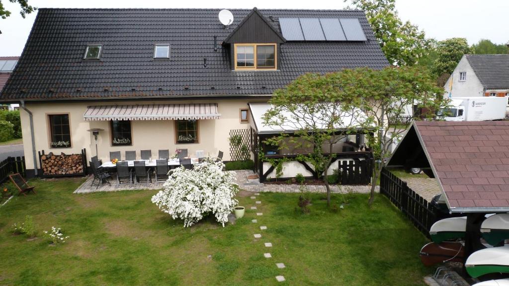 una vista aérea de una casa con patio en Gästehaus Liubas Insel en Köthen