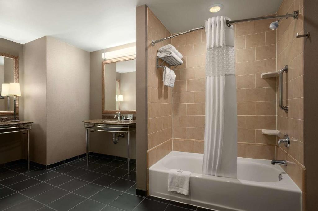 Koupelna v ubytování Hampton Inn and Suites Ogden