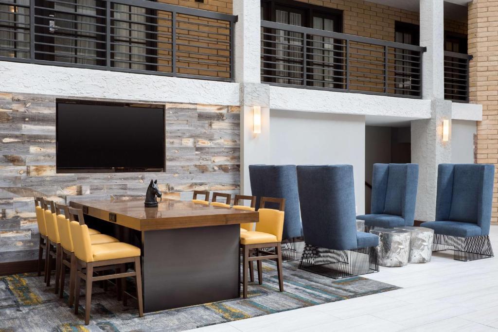 Embassy Suites by Hilton Austin Central photo