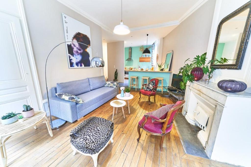 sala de estar con sofá azul y sillas en Le Boudoir Vieux Lyon-Fourviere 4 pers en Lyon