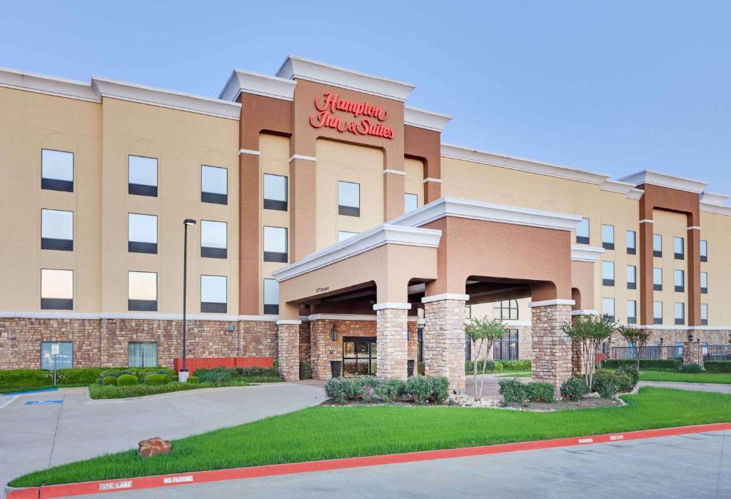 una representación de la parte delantera de un hotel en Hampton Inn & Suites Dallas-Arlington-South, en Arlington