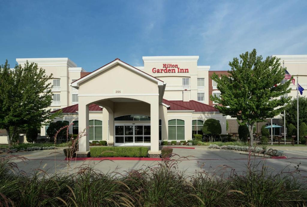 una representación del exterior de una posada con jardín en Hilton Garden Inn DFW North Grapevine en Grapevine