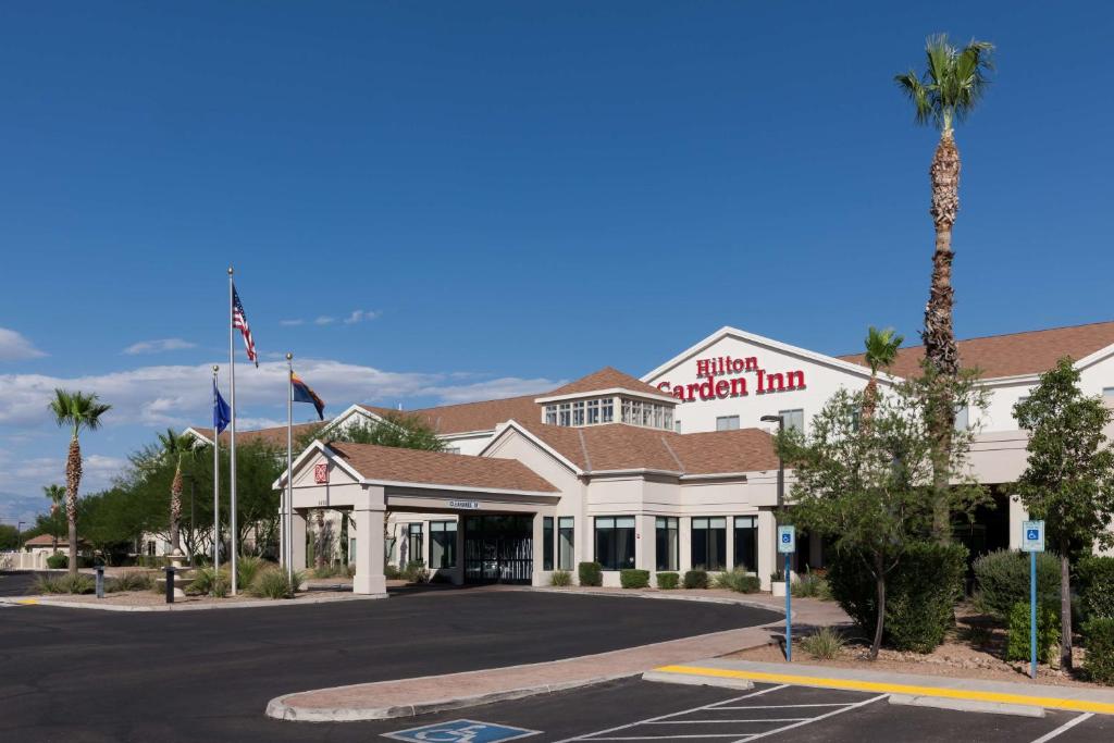 una vista frontal de un edificio escolar con aparcamiento en Hilton Garden Inn Tucson Airport en Tucson