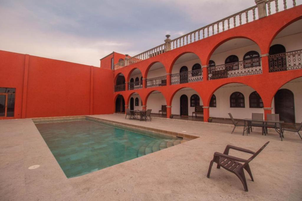 Collection O Hotel Nueva Escocia, Puebla في بوبلا: ساحة مع مسبح في مبنى