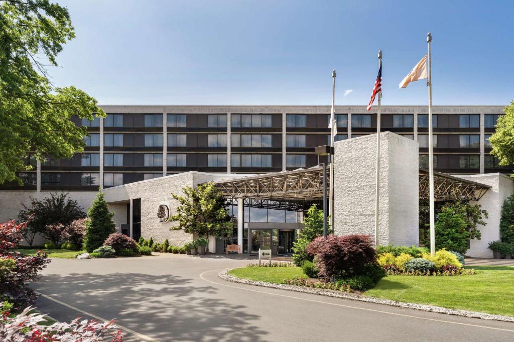 Um edifício com uma bandeira americana à frente. em DoubleTree by Hilton Hotel & Executive Meeting Center Somerset em Somerset