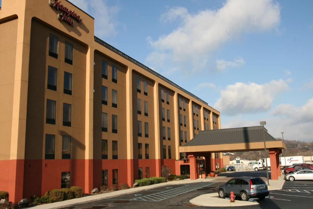 un hotel con un coche aparcado en un aparcamiento en Hampton Inn Altoona, en Altoona