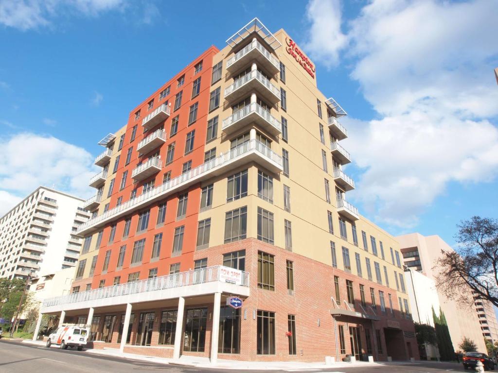 un edificio alto en una calle de la ciudad en Hampton Inn and Suites Austin University Capitol, en Austin