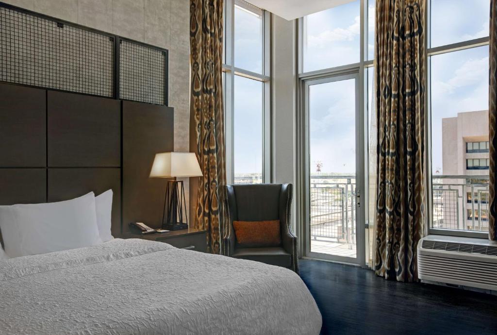 Postel nebo postele na pokoji v ubytování Hampton Inn and Suites Austin University Capitol