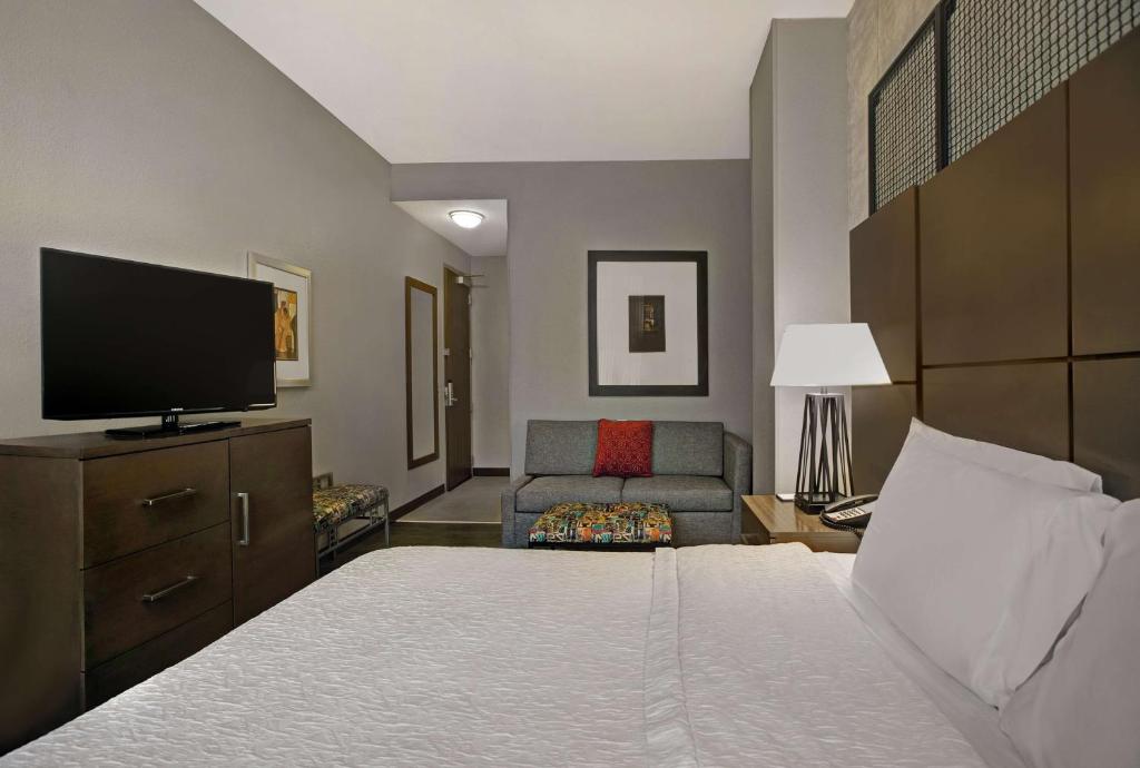 TV a/nebo společenská místnost v ubytování Hampton Inn and Suites Austin University Capitol