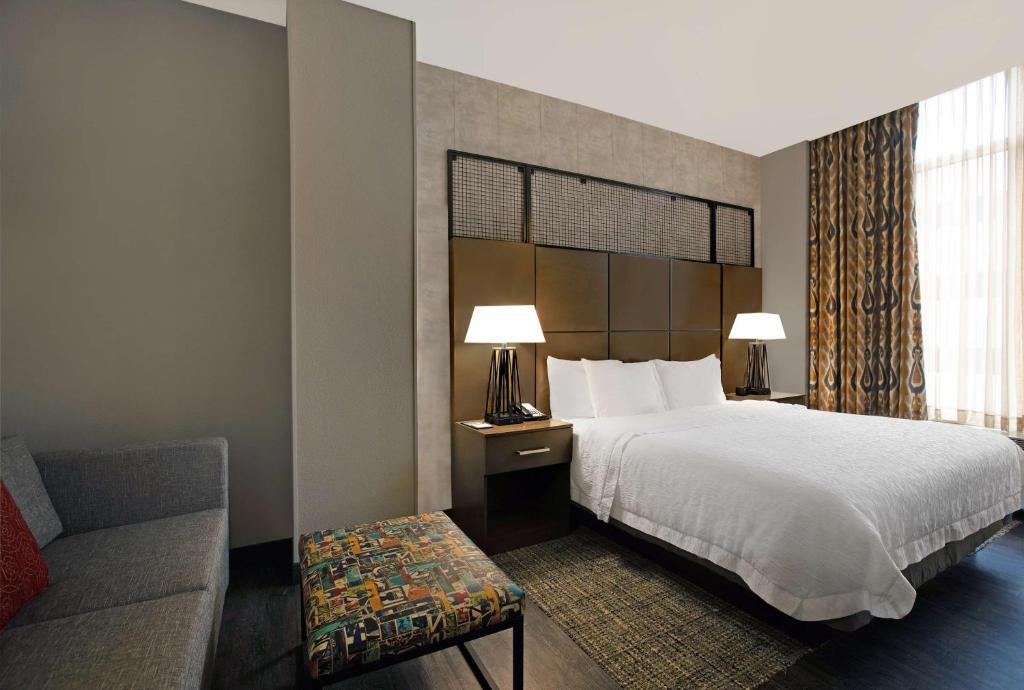Postel nebo postele na pokoji v ubytování Hampton Inn and Suites Austin University Capitol