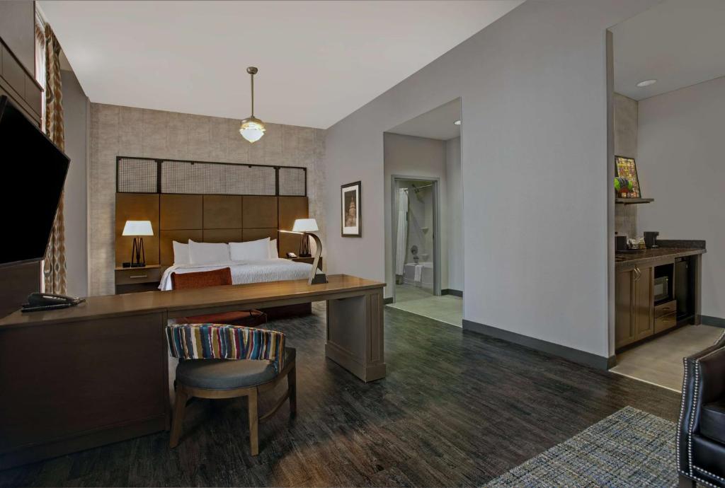TV a/nebo společenská místnost v ubytování Hampton Inn and Suites Austin University Capitol