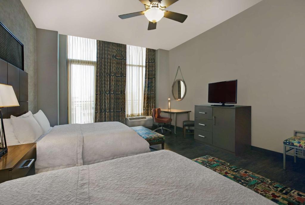 Postel nebo postele na pokoji v ubytování Hampton Inn and Suites Austin University Capitol