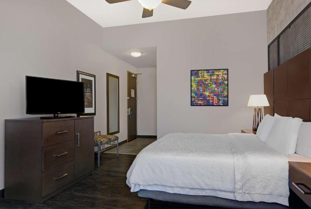 TV a/nebo společenská místnost v ubytování Hampton Inn and Suites Austin University Capitol