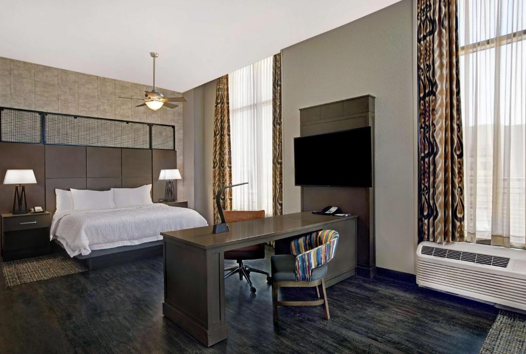Postel nebo postele na pokoji v ubytování Hampton Inn and Suites Austin University Capitol