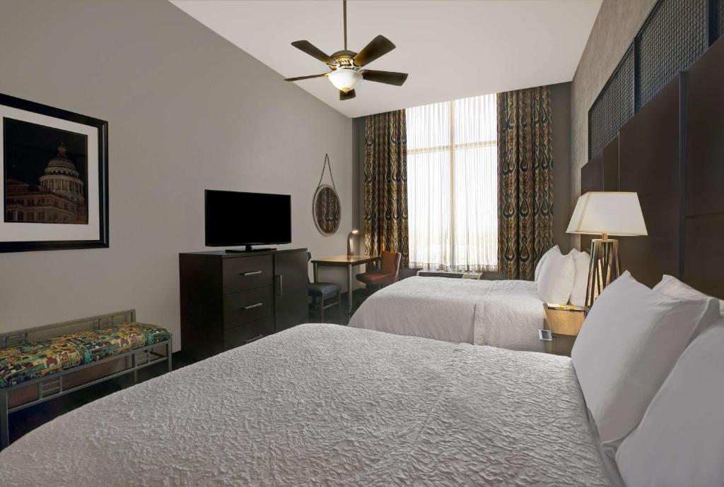 Postel nebo postele na pokoji v ubytování Hampton Inn and Suites Austin University Capitol