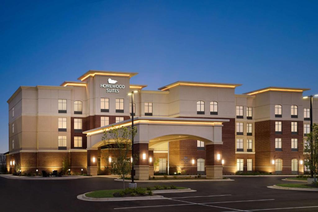Una representación del frente de un hotel por la noche. en Homewood Suites By Hilton Memphis - Southaven, en Southaven