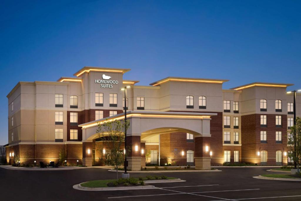 南海文的住宿－Homewood Suites By Hilton Southaven，夜间酒店前的 ⁇ 染