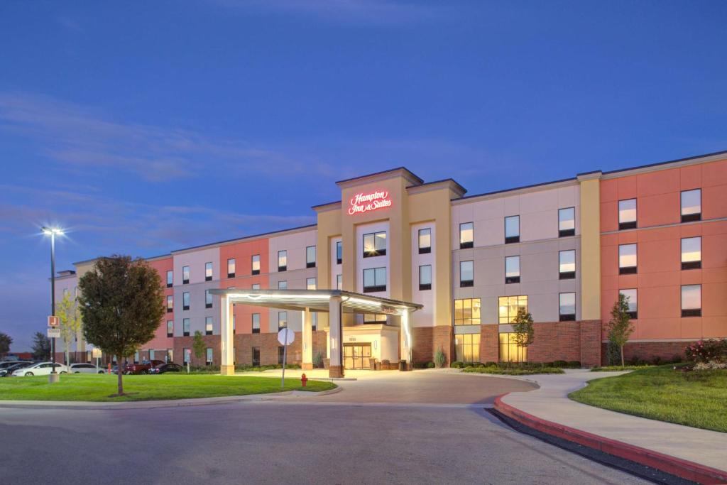 un edificio de hotel con una gasolinera delante en Hampton Inn & Suites Columbus Scioto Downs, en Columbus