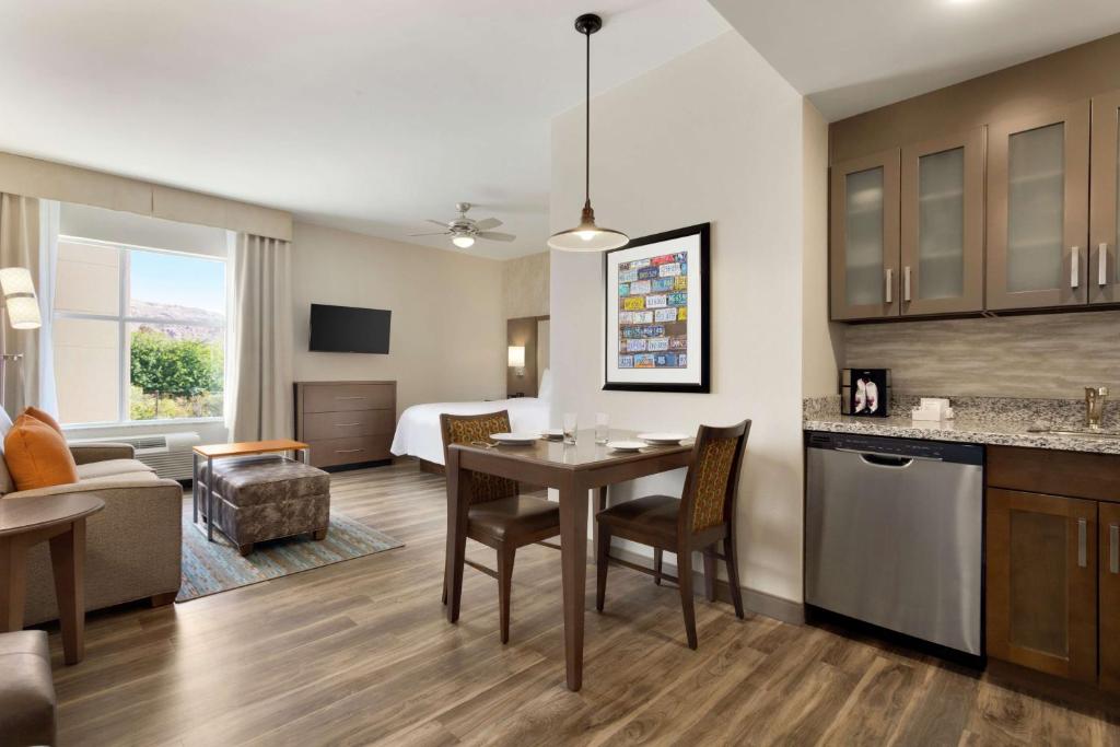 Kuchyň nebo kuchyňský kout v ubytování Homewood Suites by Hilton Moab